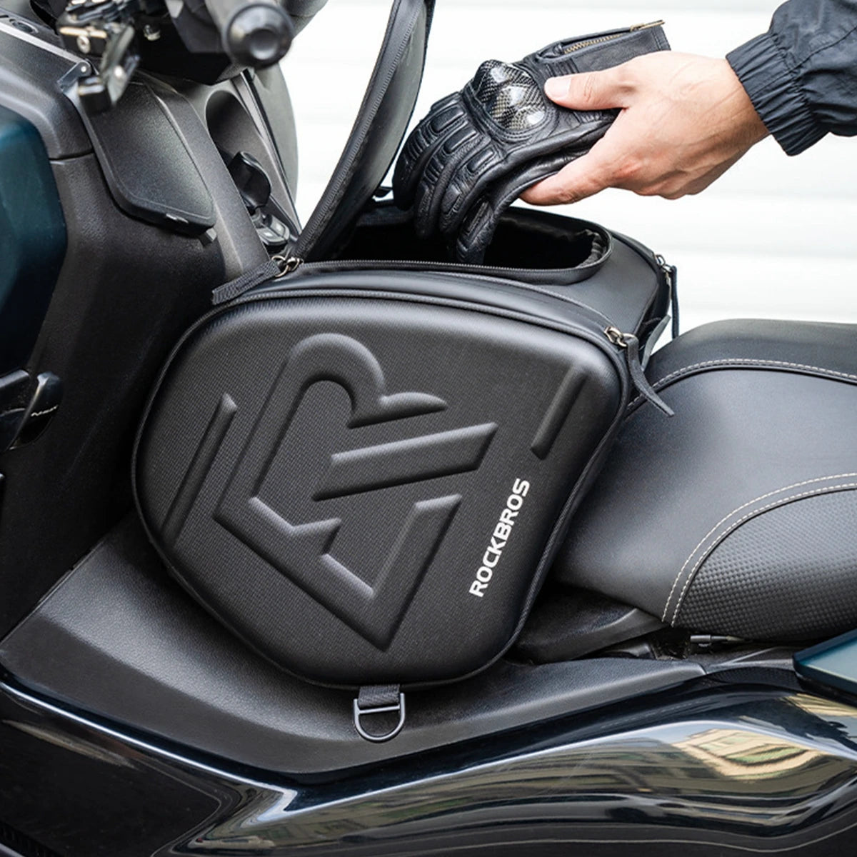 Sacoche réservoir moto rigide étanche – Compatible XMAX & TMAX | TheRiderBag™