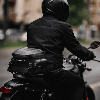 Sacoche de selle moto extensible – 12 à 18 L avec coque EVA – TheRiderBag™