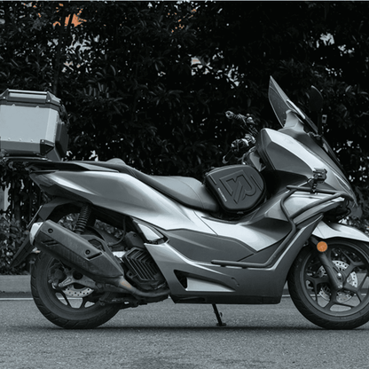 Sacoche réservoir moto rigide étanche – Compatible XMAX & TMAX | TheRiderBag™