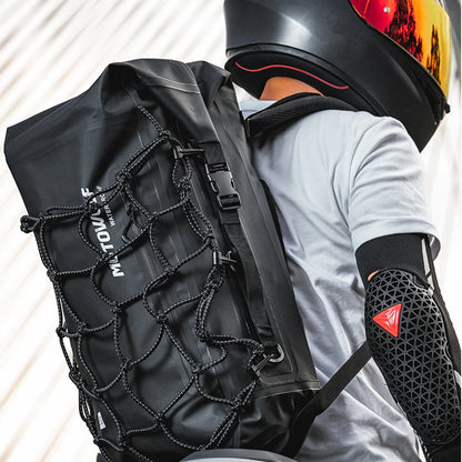 Sac à dos moto étanche 30L avec filet casque & design réfléchissant | TheRiderBag™