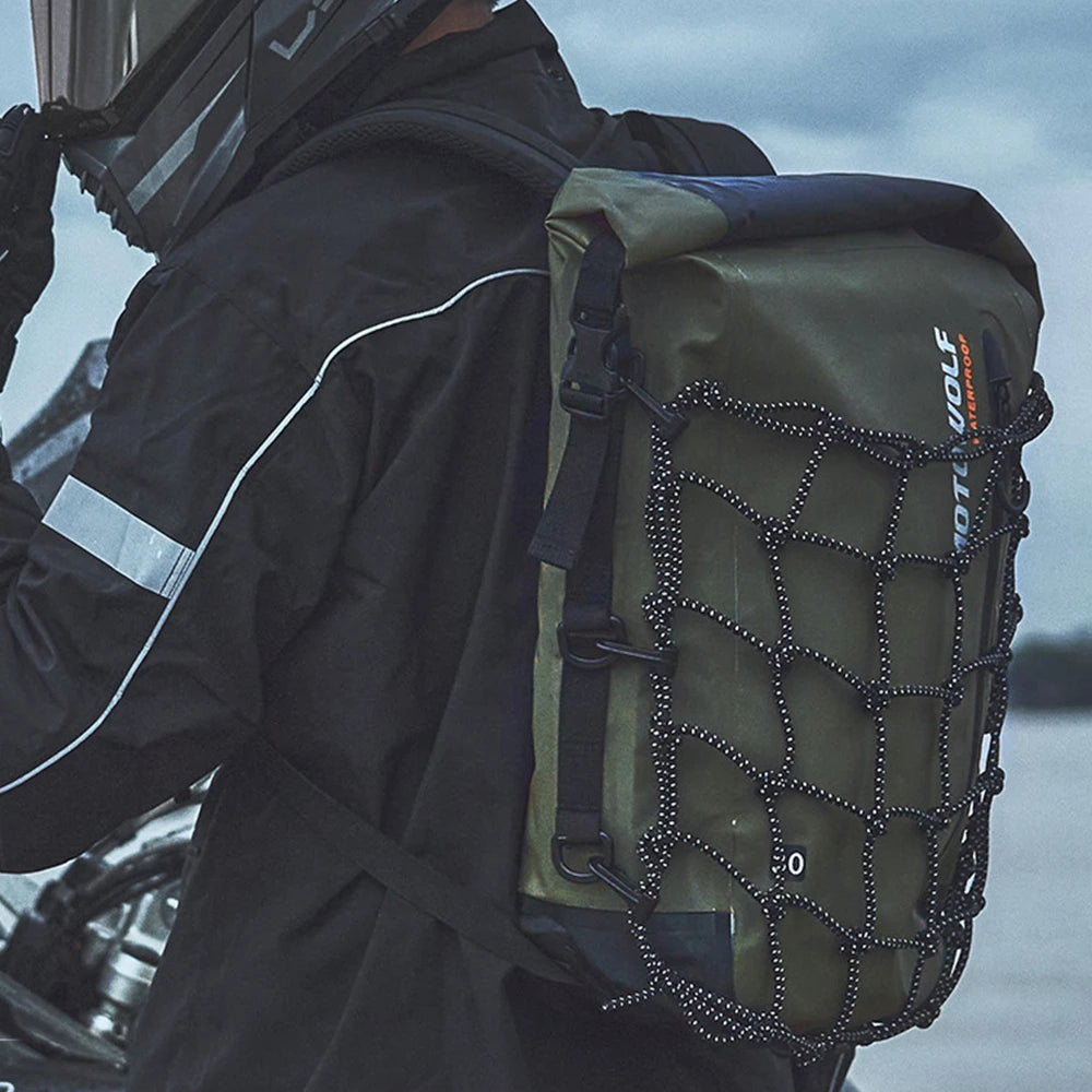 Sac à dos moto étanche 30L avec filet casque & design réfléchissant | TheRiderBag™